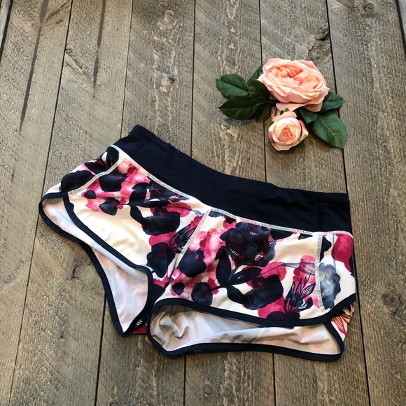 ⭐️Lululemon Rare Inky Floral Speed Short - Picture 2 of 4